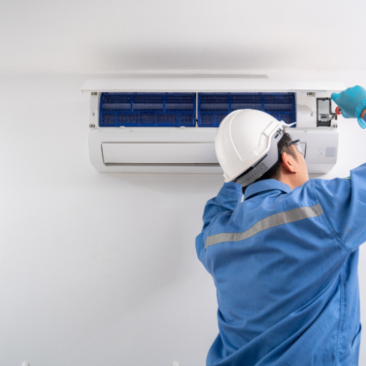 Técnicos de Espiaire trabajando en un equipo de aire acondicionado